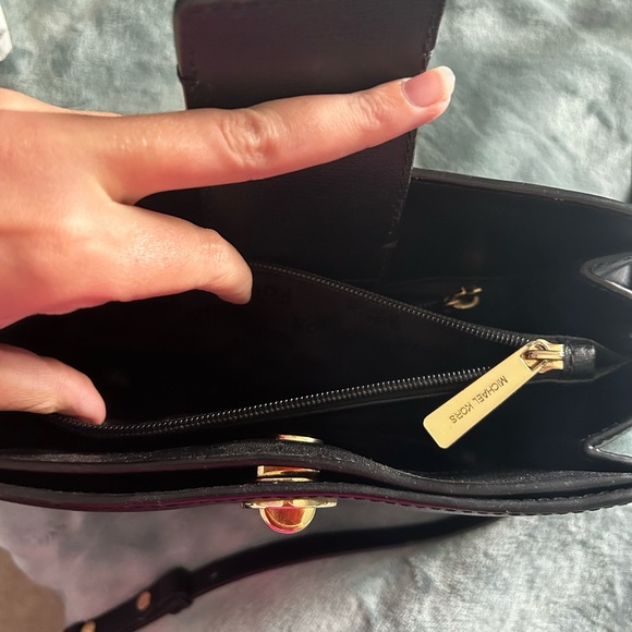 Michael Kors Medium sized Shoulder Bag - Picture 4 of 8